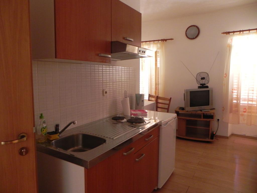 Apartments Riva Pag Town Pokoj fotografie