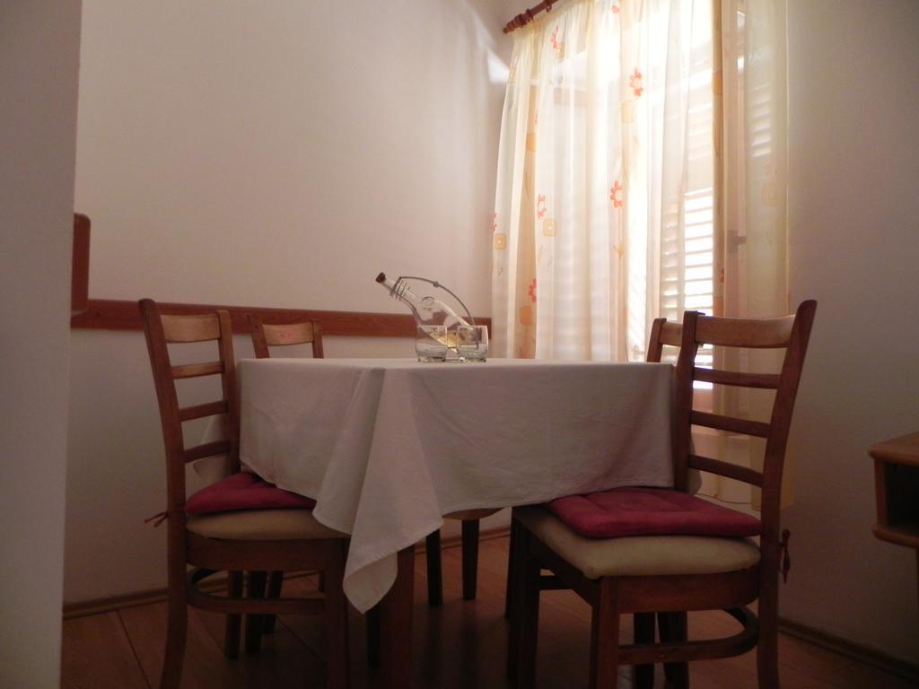 Apartments Riva Pag Town Pokoj fotografie